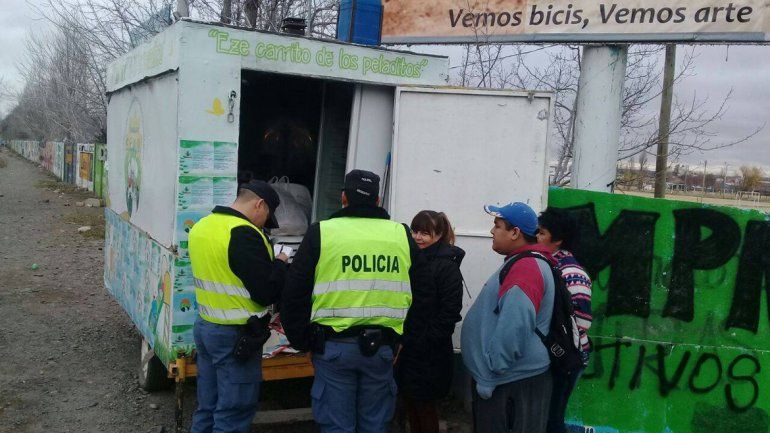 Los ladrones se llevaron todo lo que pudieron del carrito panchero.