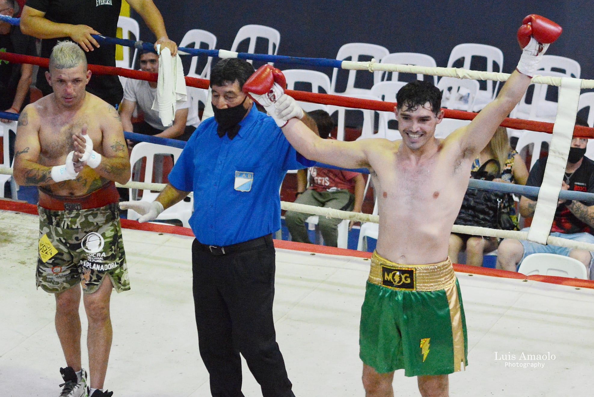 Mauro El Rayo Godoy, venció por nocaut técnico en el cuarto asalto a Sergio Estrela (Foto Luis Amaolo)
