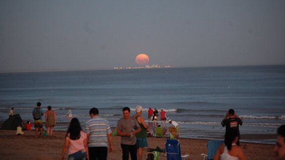 Con celulares y cámaras fotográficas, los turistas registraron el fenómeno.&nbsp;