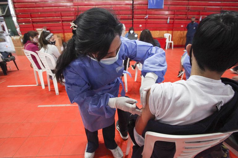La vacunación contra el COVID continúa avanzando en la provincia.
