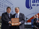 Rolando Figueroa recibió la llave de la ciudad de Neuquén por parte del intendente Gaido / Foto Prensa Gobierno