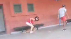Video muestra como una mujer abandona a su perrito