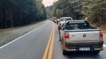 Largas filas de autos para cruzar a Chile / Foto Gentileza La Angostura Digital