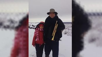 El músico neuquino que se hizo viral por interpretar el himno en la nieve