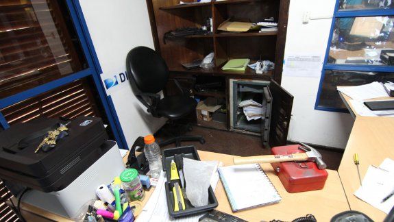 Forzaron la caja fuerte y se alzaron con $3000 de DirecTV