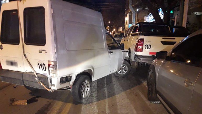 Manejaba borracho y chocó a una camioneta estacionada en pleno centro
