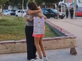 Una tarde de abrazos en la plaza del centro.