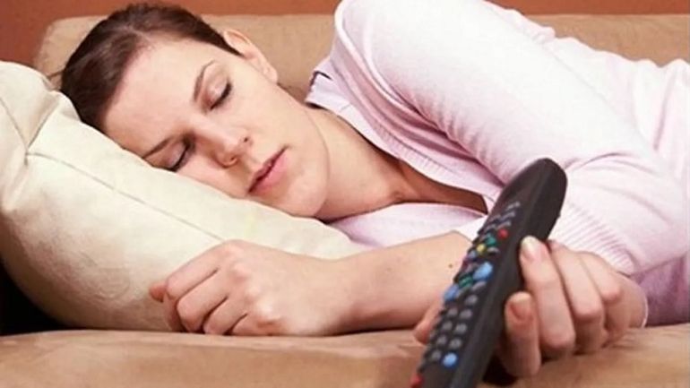 Quedarte dormido mirando televisión trae numerosos problemas de salud. Quedarte dormido mirando televisión trae numerosos problemas de salud.