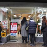 Tras 61 años, cierra una histórica zapatería de Neuquén: filas para aprovechar las últimas ofertas | LM Neuquen Tras 61 años, cierra una histórica zapatería de Neuquén: filas para aprovechar las últimas ofertas