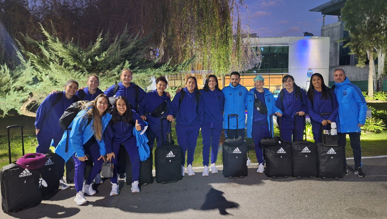 Mundial femenino. La selección nacional se traslada rumbo a Oceanía para la máxima cita. La segunda desde la derecha en esta foto es la barilochense Mayorga.&nbsp;