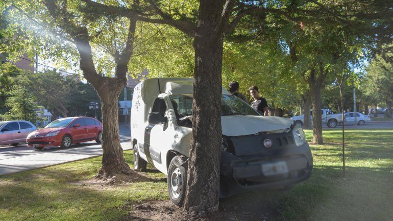 Terminó en el boulevard de la Avenida Argentina tras chocar contra otro auto