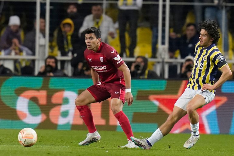 Pese a la derrota, Sevilla está en cuartos y hubo elogios para el Huevo Acuña