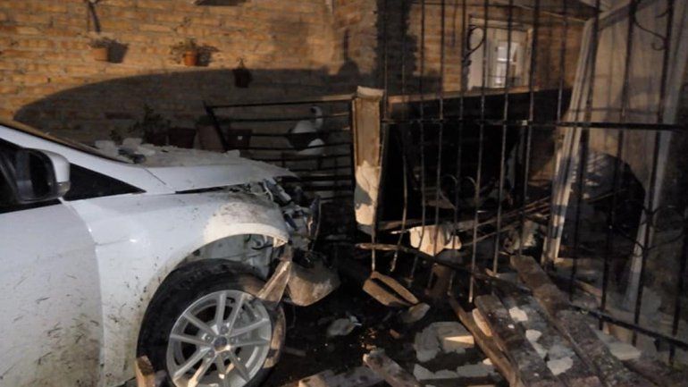 Violento despertar en Colonia Nueva Esperanza: se les metió un auto adentro de la casa