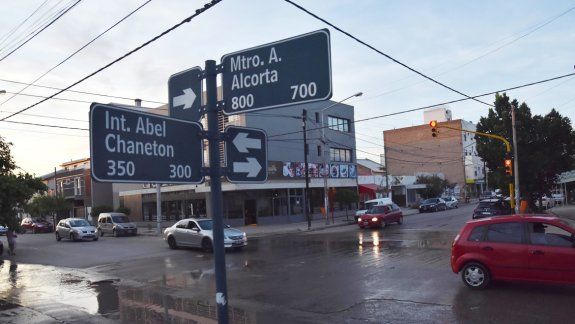 El violento robo fue en calle Alcorta al 900, en la casa de un amigo de la mujer que fue amenazada junto a su hija.
