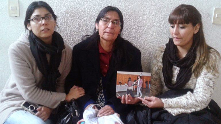 Doña María Casiano y sus hijas Juana y Cecilia
