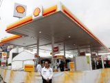 Un guardia permanece parado afuera de la primera estación de servicio de la petrolera Royal Dutch Shell en Ciudad de México. Septiembre 5, 2017. REUTERS/Ginnette Riquelme