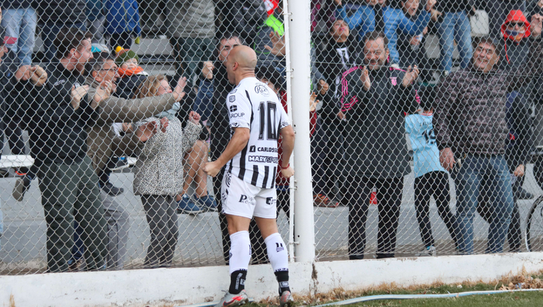 José Michelena y su grito de gol. Festejó con algunos familiares que estaban en la platea. Fotos: Anahí Cárdena&nbsp;
