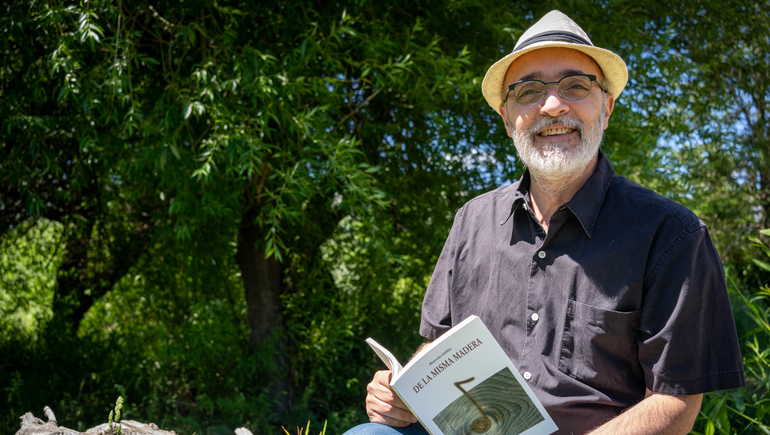Un escritor de San Martín ganó dos premios en un día