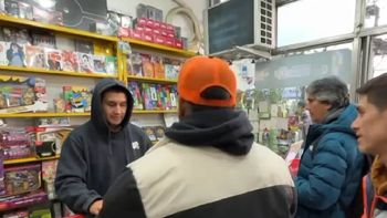 Cada vez son más los argentinos que viajan a Chile a comprar el álbun y las figuritas del mundial. Cada vez son más los argentinos que viajan a Chile a comprar el álbun y las figuritas del mundial.