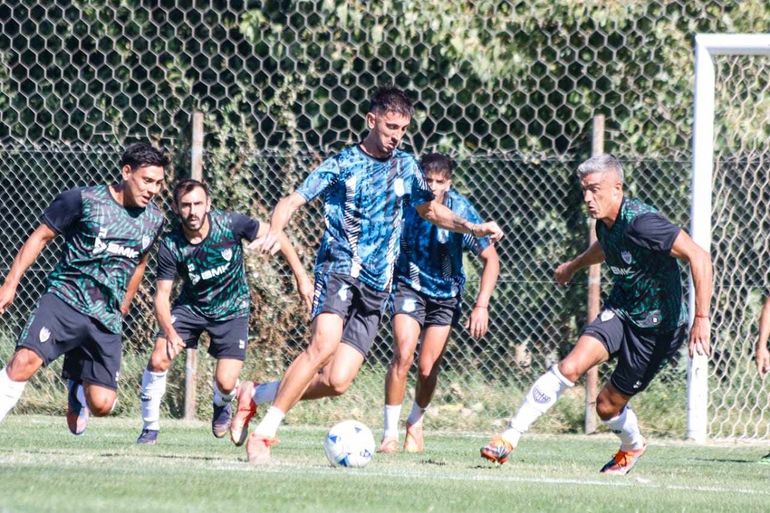 Manolo Berra marcó uno de los goles para el Albinegro en la tarde del jueves. Fotos: Anahí Cárdena Manolo Berra marcó uno de los goles para el Albinegro en la tarde del jueves. Fotos: Anahí Cárdena