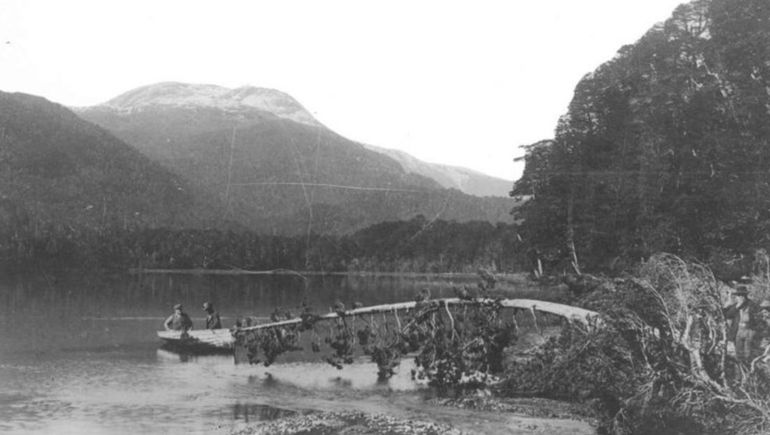 Antigua vista de la Lago Frías, dentro del Parque Nacional Nahuel Huapi Antigua vista de la Lago Frías, dentro del Parque Nacional Nahuel Huapi