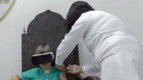 Los niños juegan con un personaje virtual que les pone un brazalete.