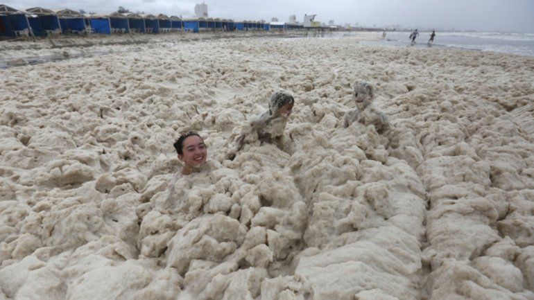 Mar del Plata: una inusual espuma marina sorprende a los turistas. Foto: La Nación.
