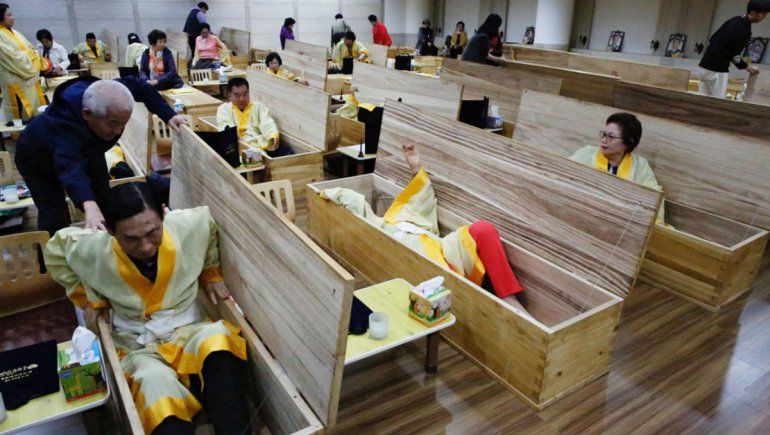 Se meten vivos en ataúdes para valorar la vida