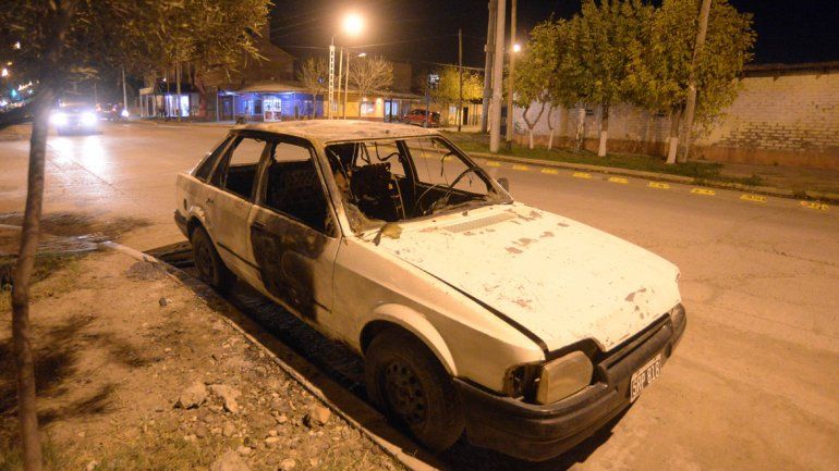 El Ford Escort fue incendiado en República de Italia y Moritán.
