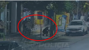 Intentaron robar una bicicleta en pleno centro neuquino: uno de los adolescentes terminó demorado