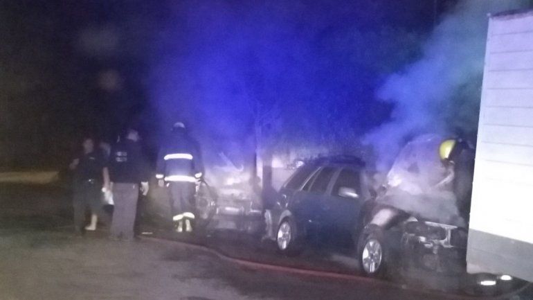 ¿Volvieron los quemacoches? Prendieron fuego los autos de un comerciante cipoleño