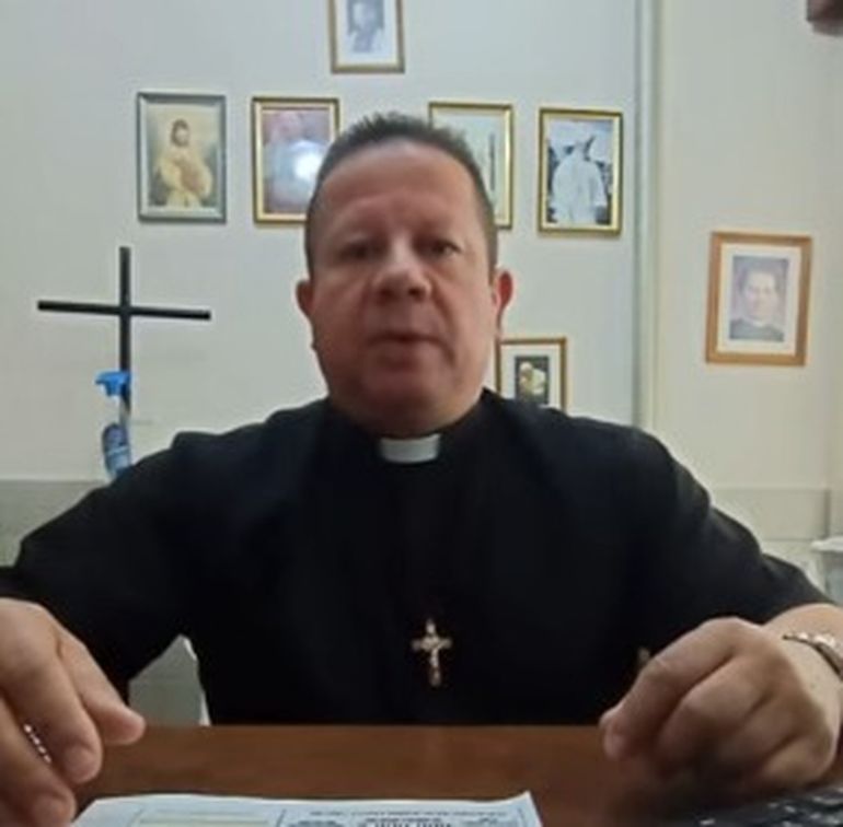 El padre Elkin: la bicicleta que le robaron era prestada y -cuentan los fieles- por eso está muy preocupado. El padre Elkin: la bicicleta que le robaron era prestada y -cuentan los fieles- por eso está muy preocupado.