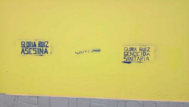 Varios paredones de Plottier con pintadas contra la intendenta