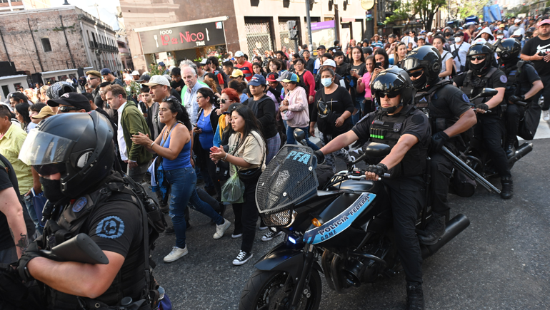La Policía Federal Argentina custodiando la movilización de este miércoles. La Policía Federal Argentina custodiando la movilización de este miércoles.