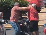 Los conductores se agarraron a las piñas en plena calle