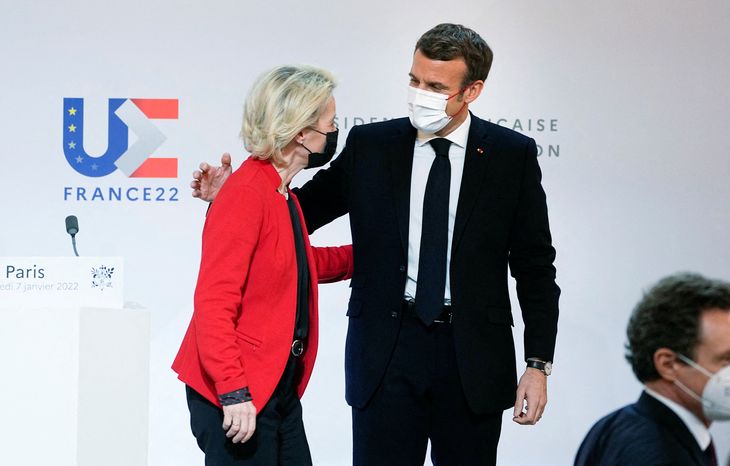 El presidente franc&eacute;s, Emmanuel Macron, habla con la presidenta de la Comisi&oacute;n Europea, Ursula von der Leyen, al final de una conferencia de prensa en el Palacio del El&iacute;seo en Par&iacute;s, Francia, 7 de