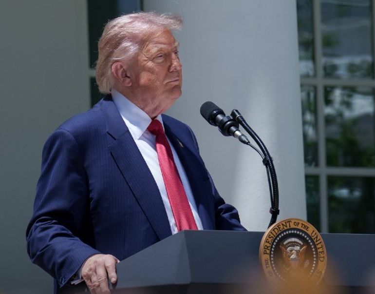 Donald Trump sancionó a un técnico que ganaba miles de dólares apostando con sus discursos. Donald Trump sancionó a un técnico que ganaba miles de dólares apostando con sus discursos.