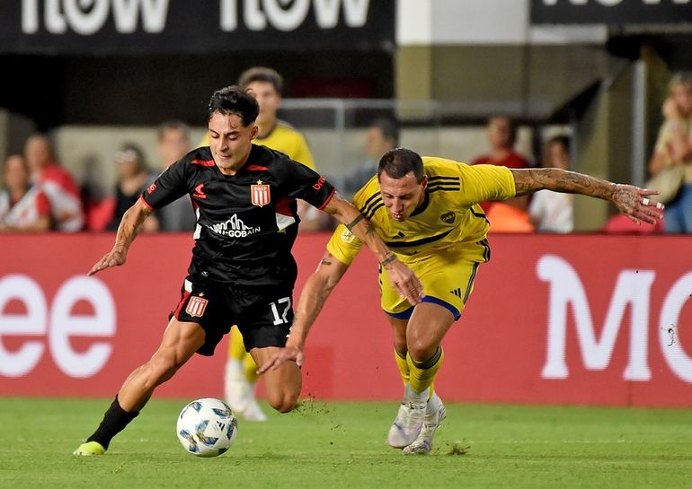 Javier Altamirano contra la marca de Cristian Lema en el partido del que solo se jugaron 27 minutos.&nbsp;