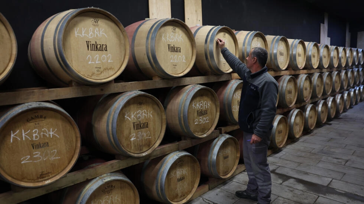 Un empleado numera los barriles de vino en la bodega de Vinkara en Kalecik, en el centro de Turquía. Foto AFP Un empleado numera los barriles de vino en la bodega de Vinkara en Kalecik, en el centro de Turquía. Foto AFP