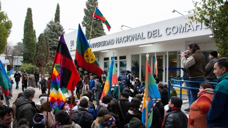 La UNCo izó la bandera mapuche y abrió el debate: ¿Los neuquinos están a favor o en contra?