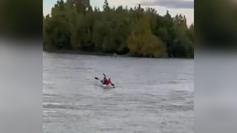 Los hombres rescatados ingresaron al río un día muy ventoso. | LM Neuquen Los hombres rescatados ingresaron al río un día muy ventoso.
