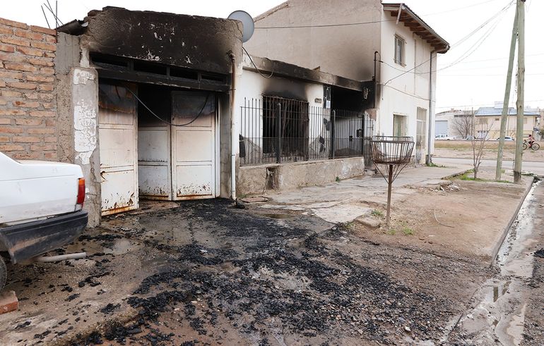 Las llamas se extendieron hasta el garage y también afectó a dos autos. Las llamas se extendieron hasta el garage y también afectó a dos autos.