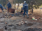 Un incendio entre trapitos derivó en agresiones a una placera de Cipolletti y la intervención de la Policía.