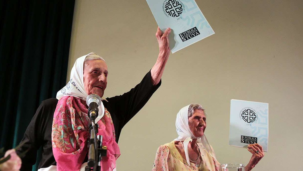 Inés Ragni y Lolín Rigoni, al ser distinguidas por la Universidad Nacional del Comahue.