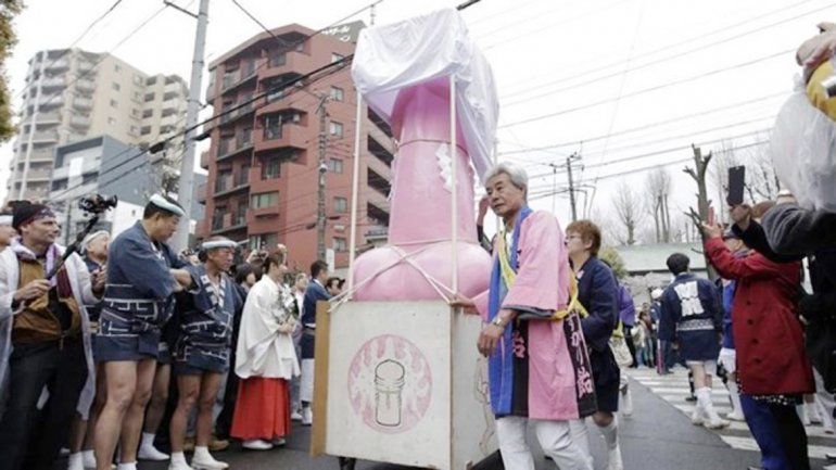 El particular ritual venera al miembro masculino.