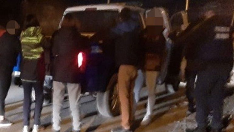 Cayó la Policía a una fiesta y tres jóvenes se fugaron por la barda