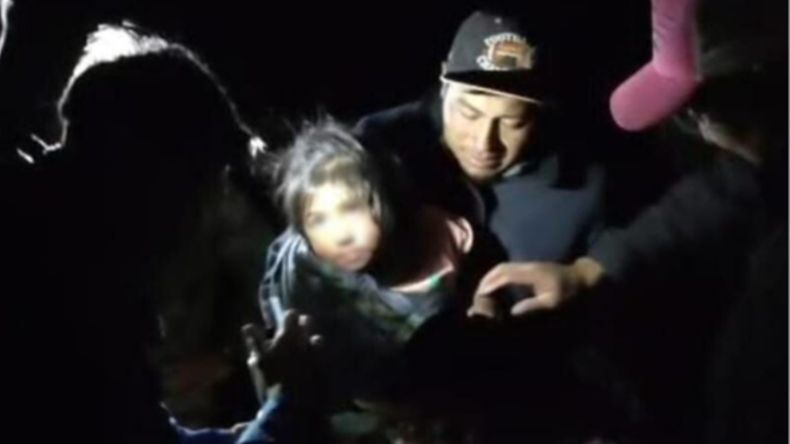 Emotivo rescate de una niña de 3 años en Caviahue. | LM Neuquen Emotivo rescate de una niña de 3 años en Caviahue.