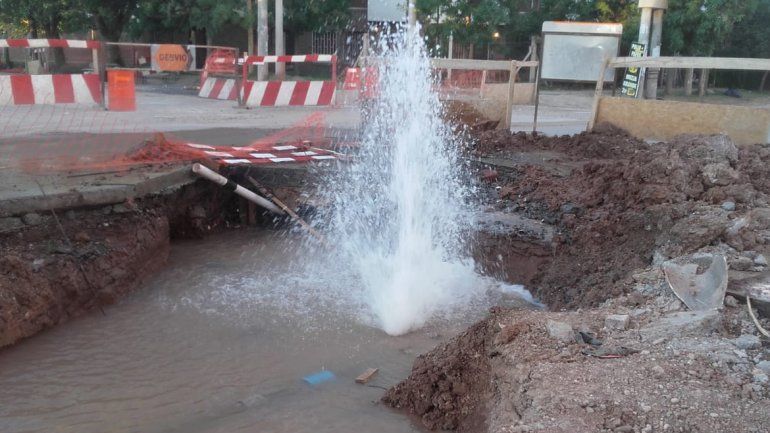 La rotura de un caño de agua potable generó un géiser en plena calle San Martín