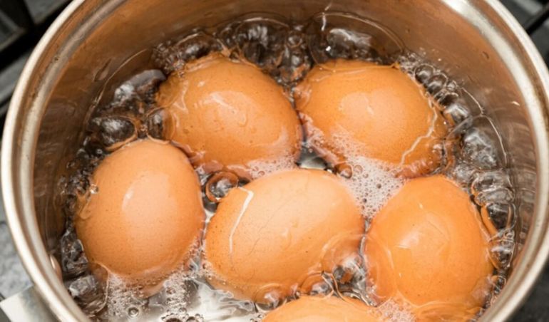 Este truco no falla: el ingrediente secreto que tenés que usar para hervir huevos