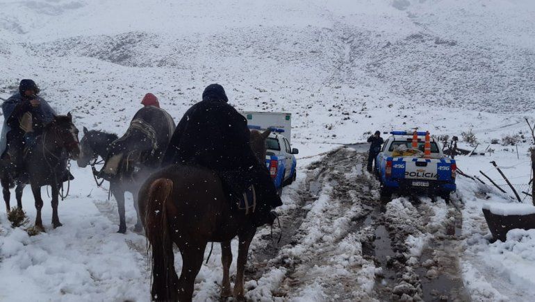 Rescataron a una pareja que fue a pescar a las altas montañas y quedó bajo nieve